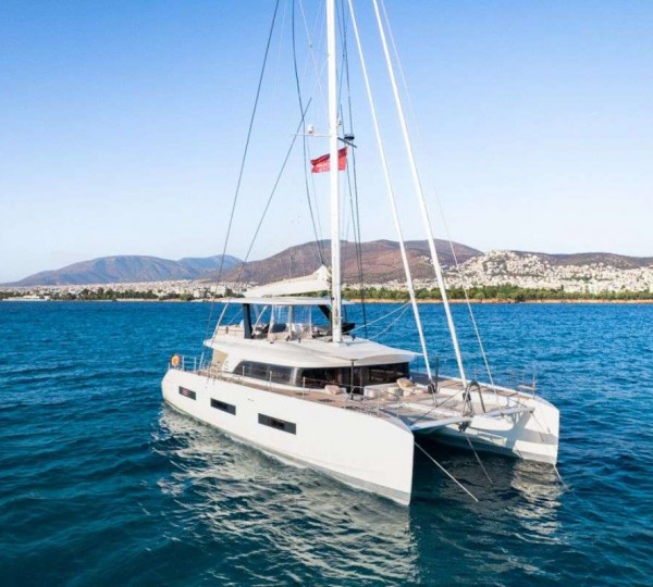 Catamaran WHITE CAPS