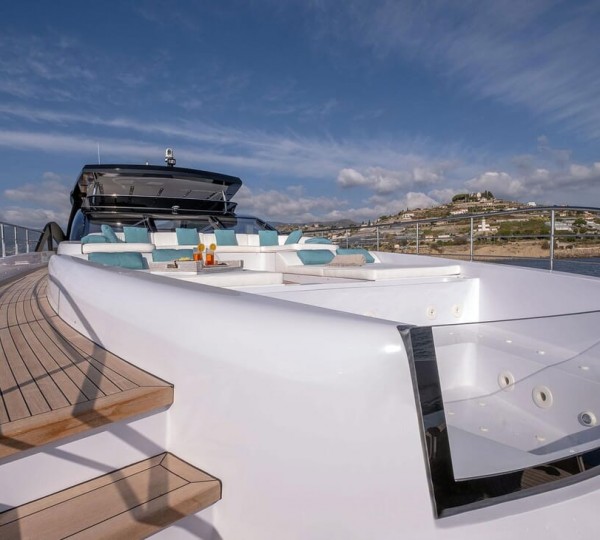 Motor Yacht LAFAYETTE - Foredeck Jacuzzi