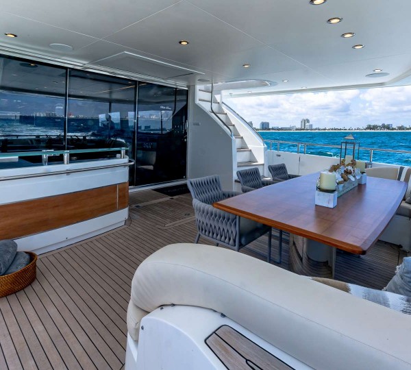 Motor Yacht NO CURFEW Main Deck Aft