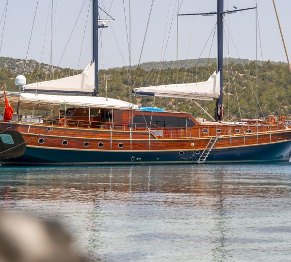 Superyacht PERFORMANCE FEE