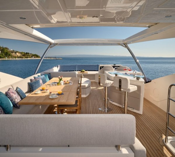 Flybridge dining and bar