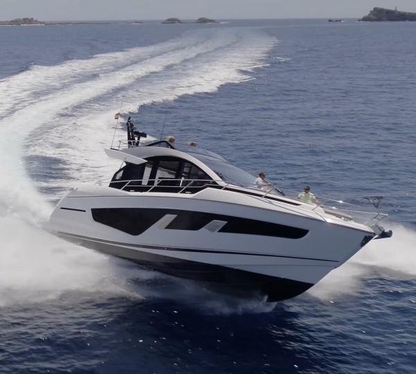Performance yacht with 35knot top speed