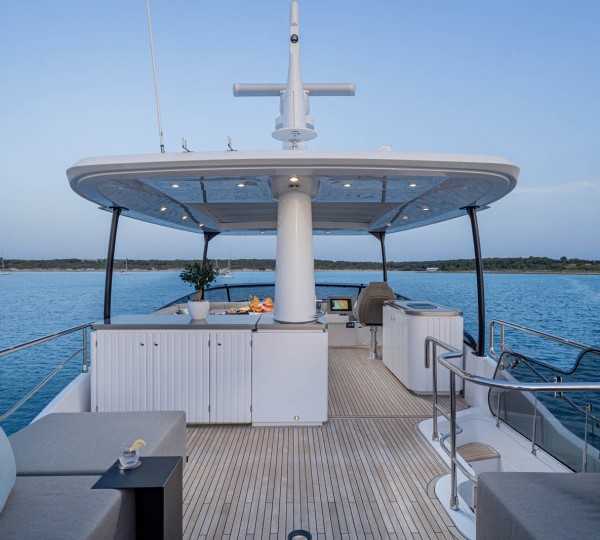 Spacious flybridge