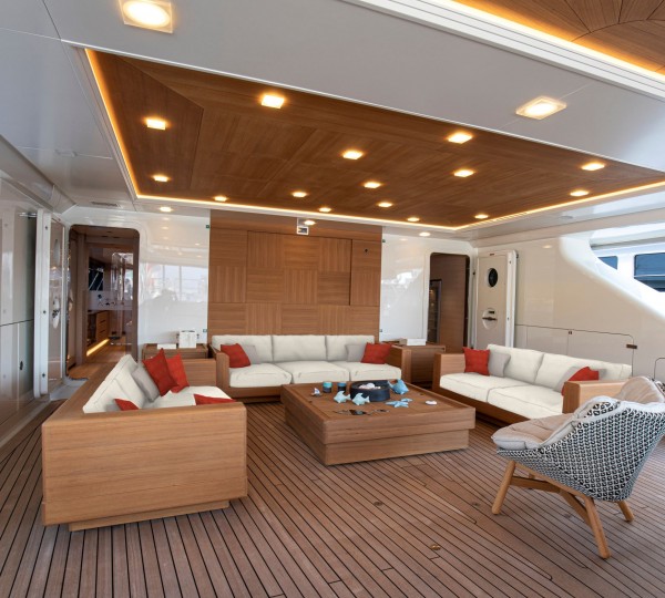 Aft deck exterior relaxation area