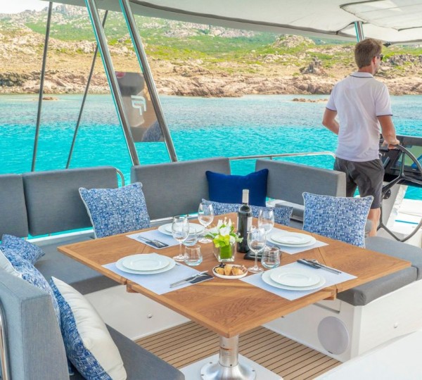 Flybridge dining and helm