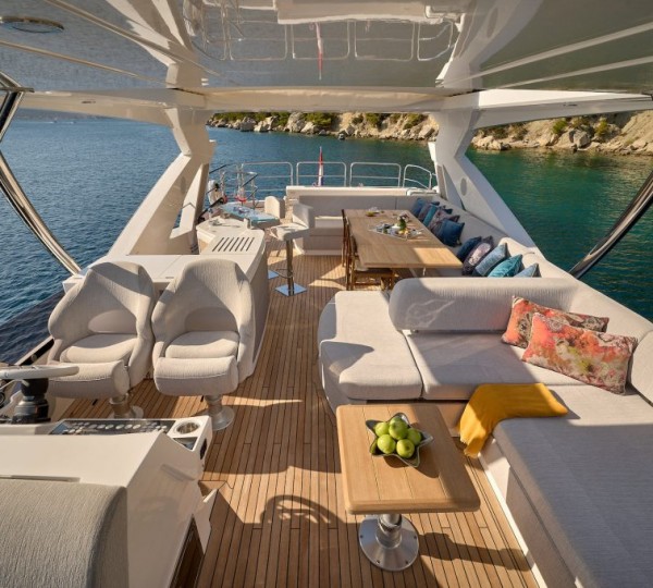 Flybridge with lounge and helm
