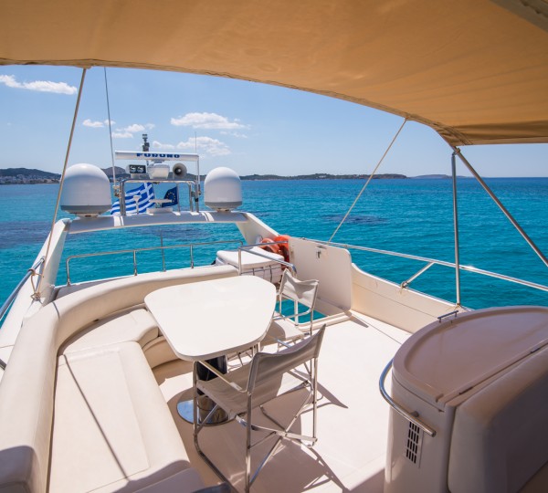 Flybridge with sunshade