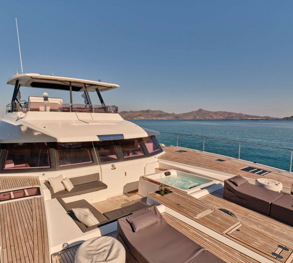 Foredeck sunken lounge and jacuzzi