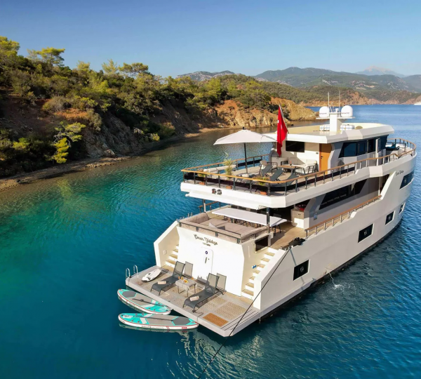 Generous deck spaces to aft