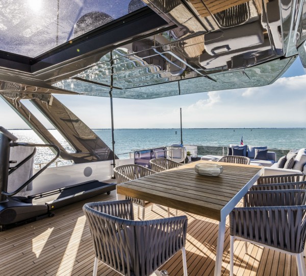 Huge flybridge dining and lounge