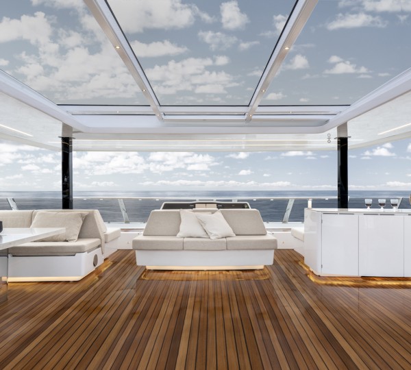 Sun deck flybridge