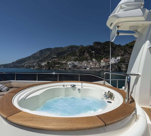 Sundeck jacuzzi