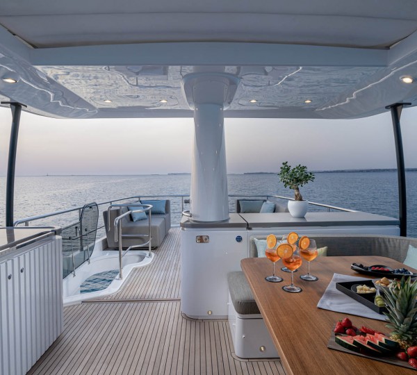 Convertible seating on flybridge