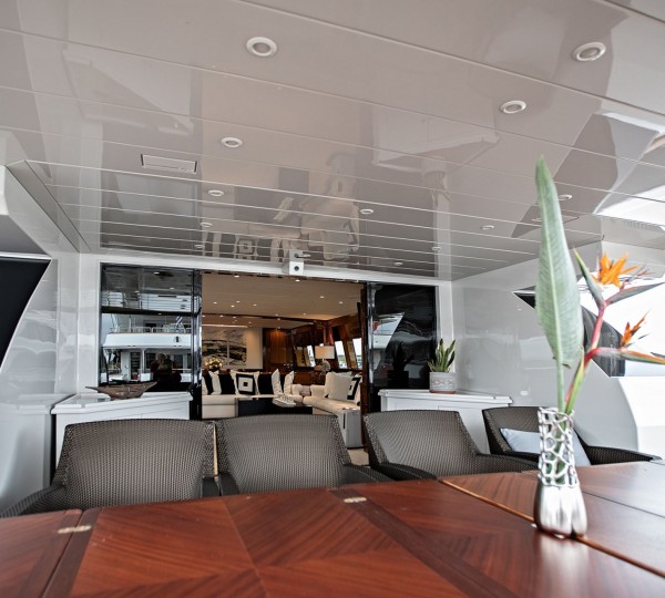 Convenient access to the main salon