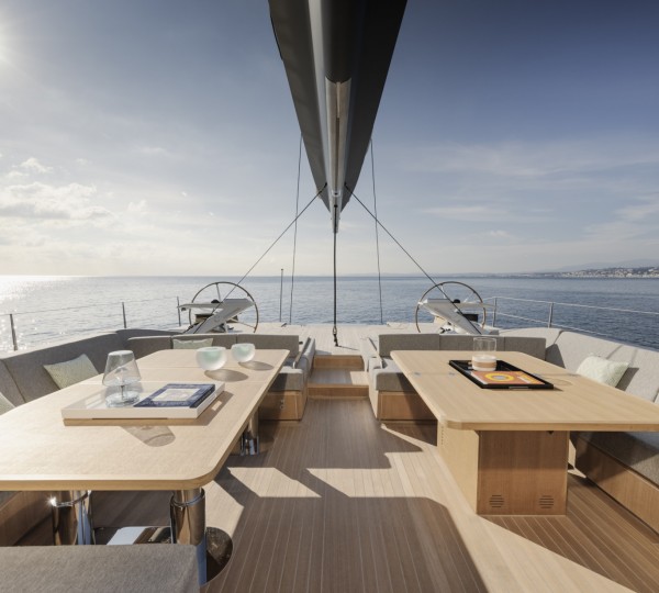 Deck dining and lounge