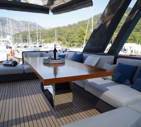 Flybridge dining table