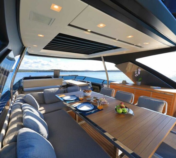 Flybridge sun deck