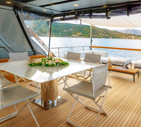 Flybridge dining - can be enclosed