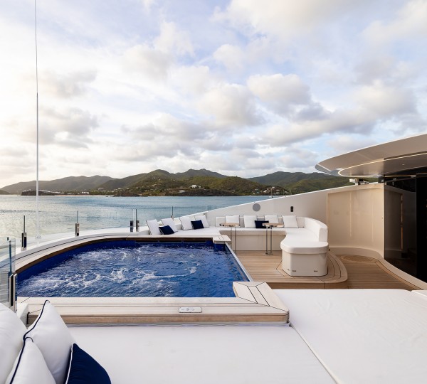 Forward sundeck with jacuzzi
