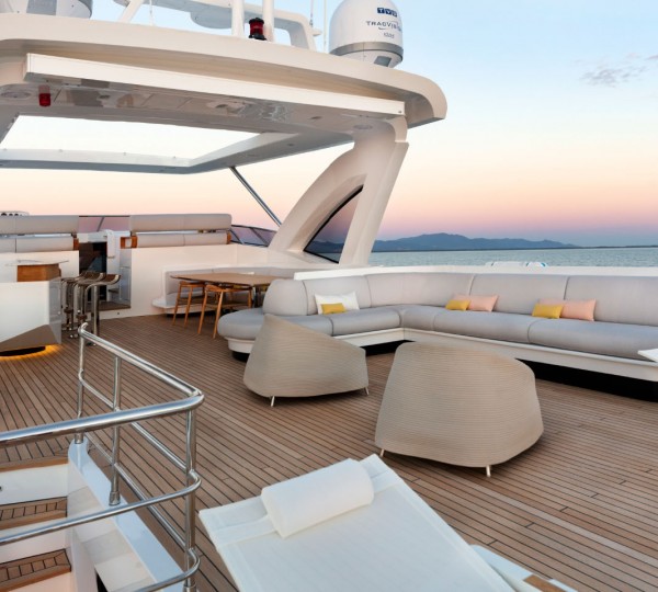 Luxury flybridge