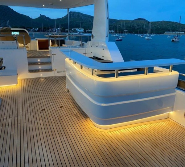 Open deck on flybridge