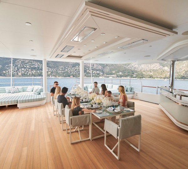 Owner's deck dining aft