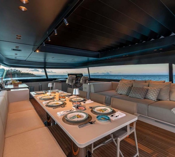 Sun deck dining and lounge