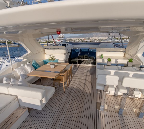 Sun deck with bar, dining table and helm station