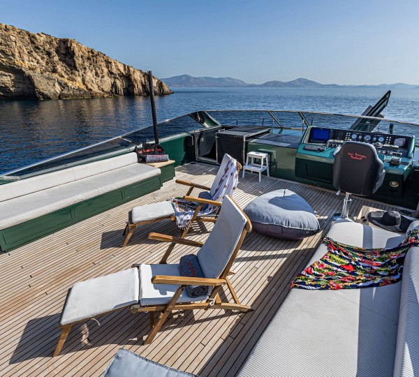 Sun deck with helm station