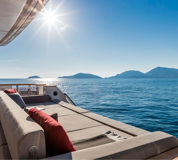 Aft deck flexible seating facing to stern