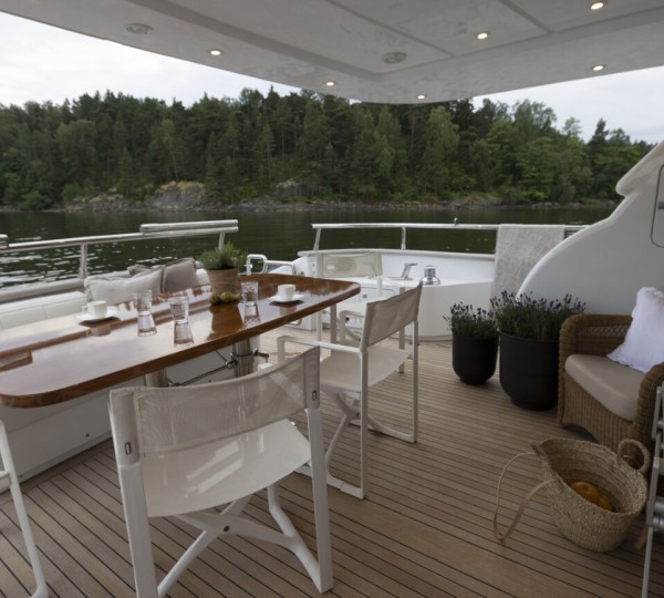 Al fresco dining on aft deck