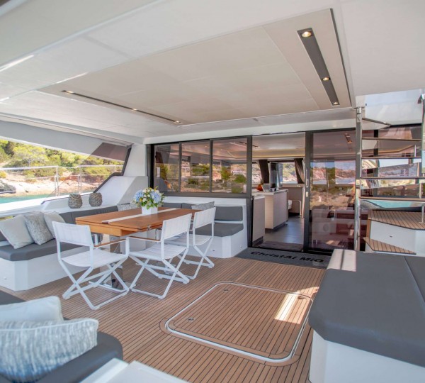 Cockpit dining and lounge