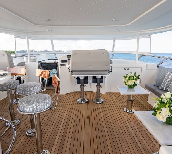 Covered flybridge dining and bar