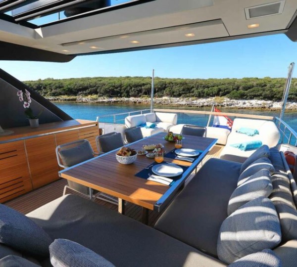 Flybridge dining and lounge