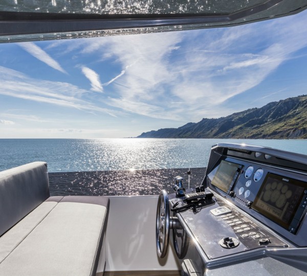 Flybridge helm station