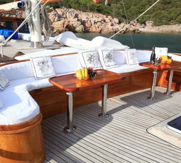 Foredeck casual seating
