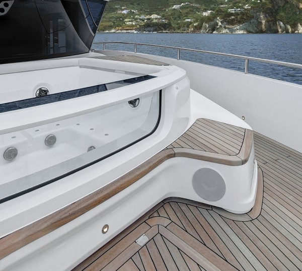 Foredeck jacuzzi (sistership)