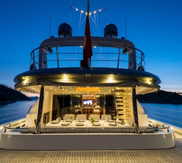 Main deck aft cockpit dining