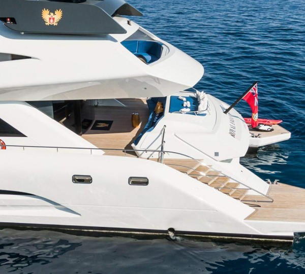 Stern view with swim platform