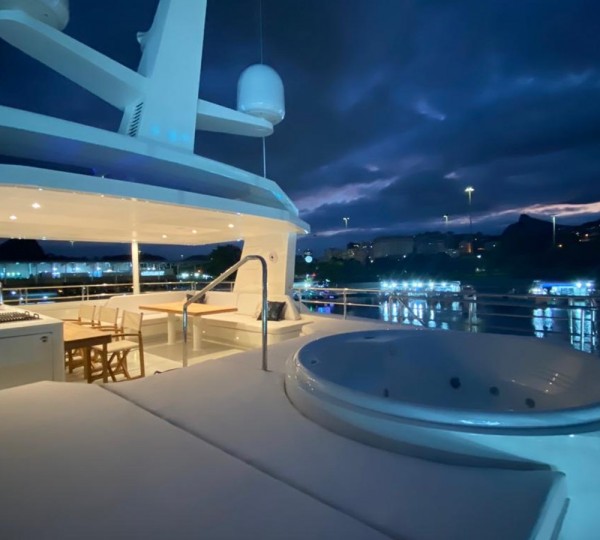 Sun deck with jacuzzi