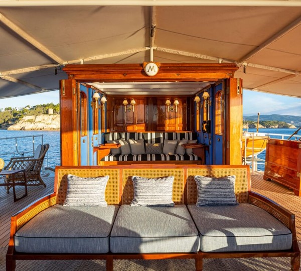 Classic deck furnishings