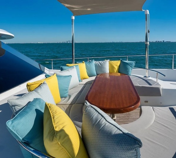 Foredeck dining space
