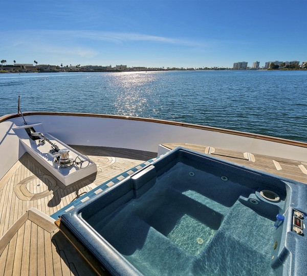 Foredeck jacuzzi
