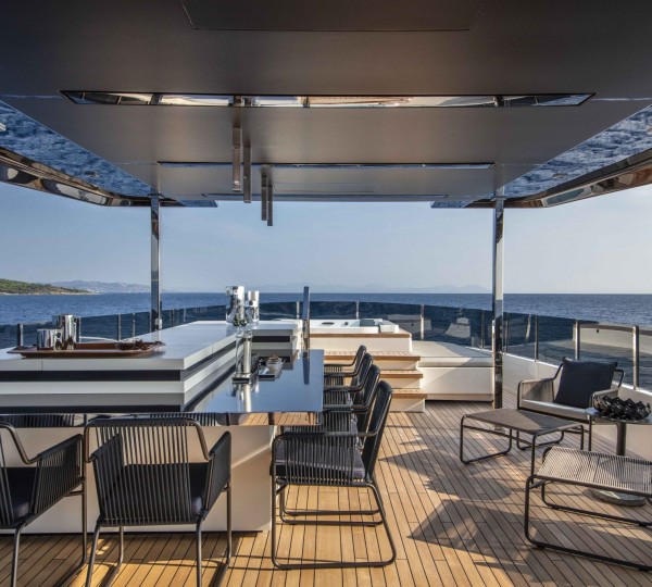 Fly bridge bar and jacuzzi