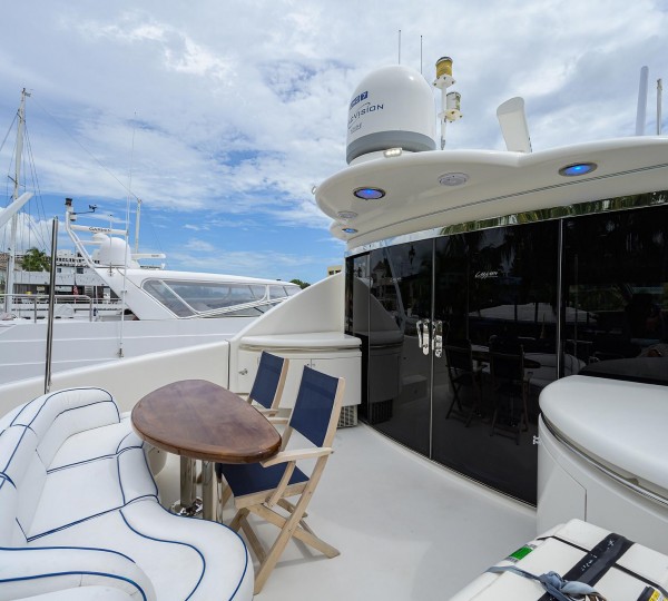 Flybridge dining space