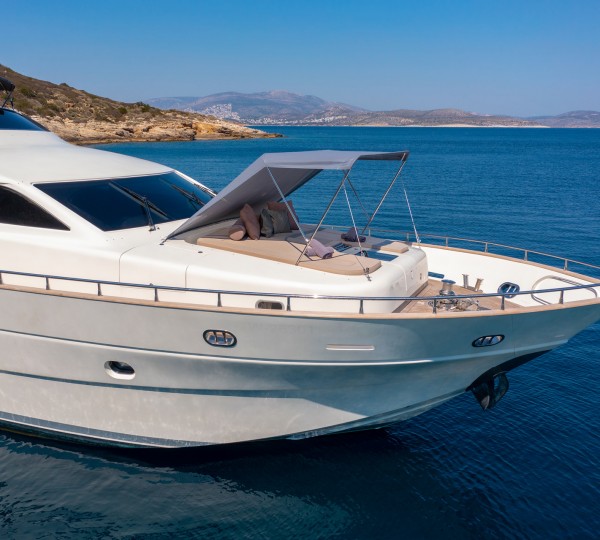 Foredeck with sun shade