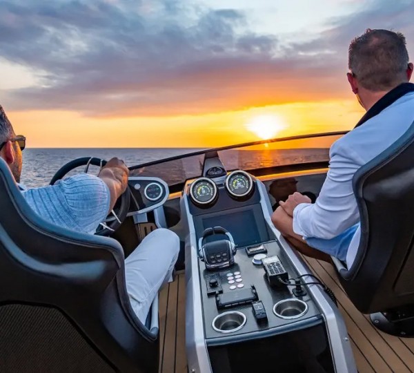 Racing bucket seat helm