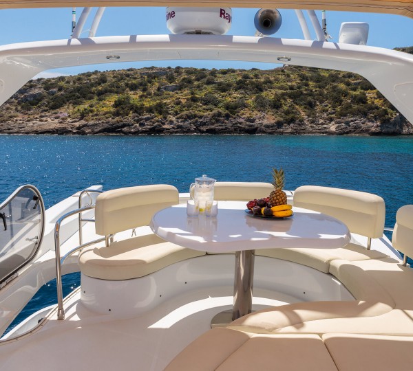 Relaxed dining on flybridge