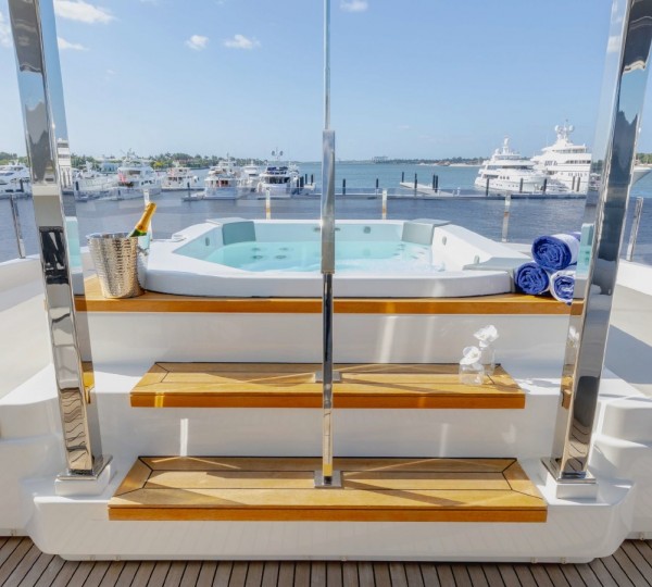 Sundeck jacuzzi