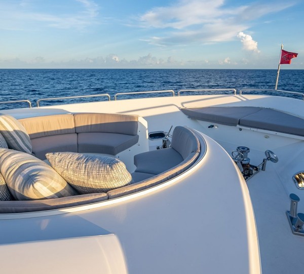 Foredeck seating in the round